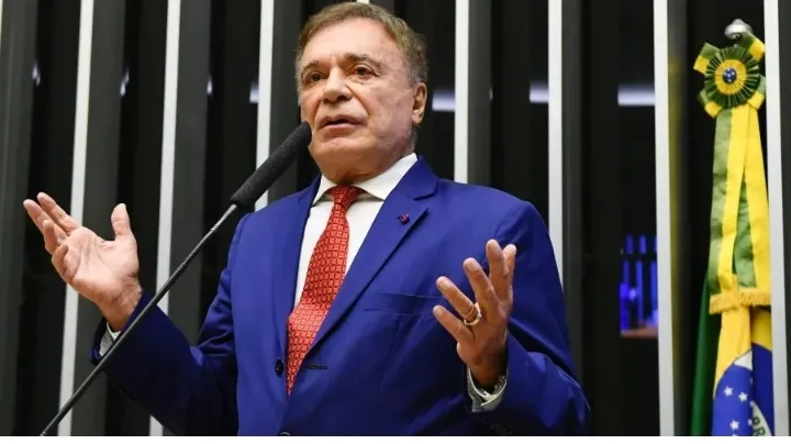 Álvaro Dias anuncia desistência da pré-candidatura ao Senado e cita falta de unidade política